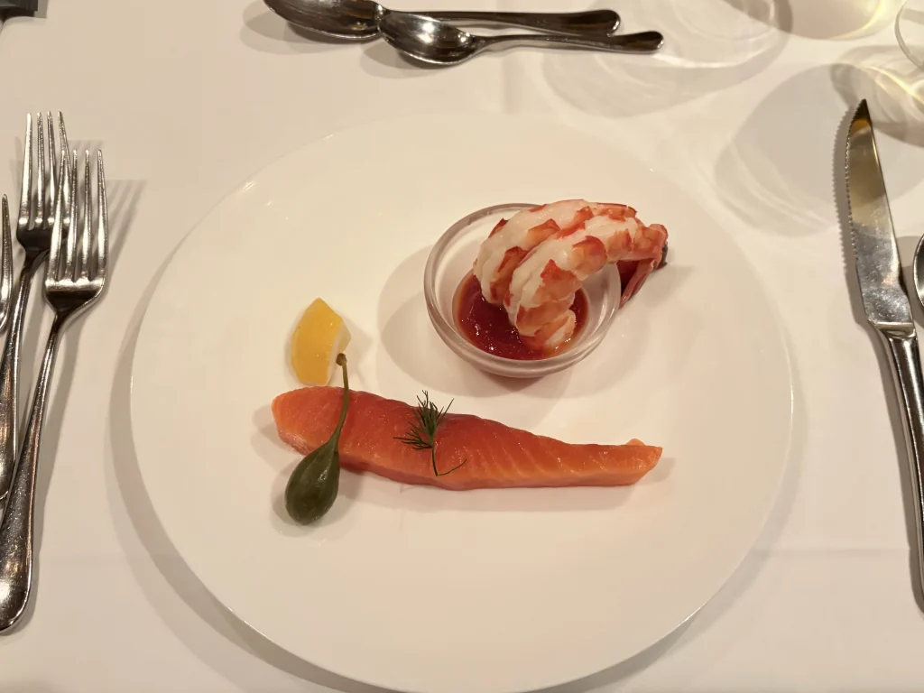 サーモンカルパッチョと、エビのカクテル