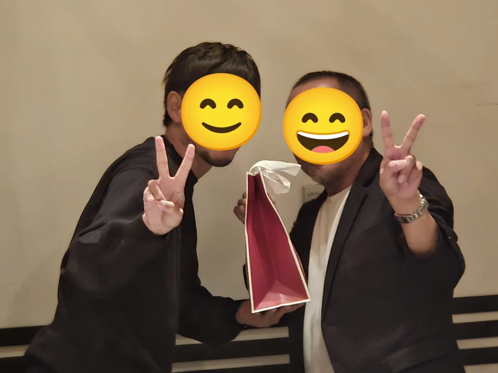 代表がお誕生日のため統括部長S氏から代表へ贈呈